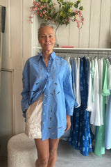 JULIET DUNN EMBROIDERED BEACH SHIRT IN PERIWINKLE EXCLUSIVE