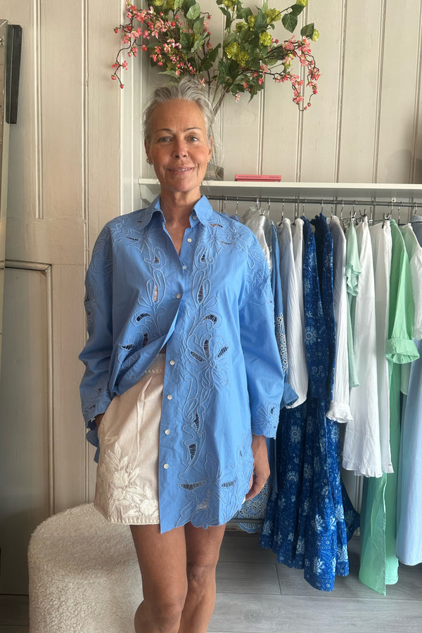 JULIET DUNN EMBROIDERED BEACH SHIRT IN PERIWINKLE EXCLUSIVE