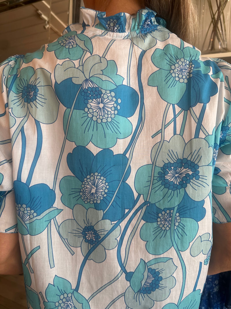 LORETTA CAPONI MILVIA TOP IN FLOWERS WAVES