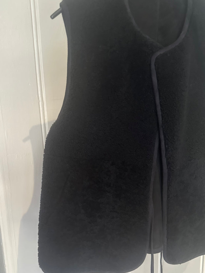 PRE-OWNED STUDIO WYLDER NAVY SHEEPSKIN GILET O/S RRP £395