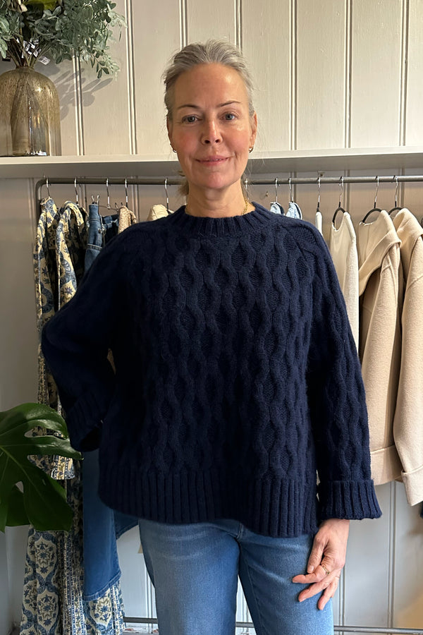 STUDIO WYLDER CABLE SWEATER IN NAVY