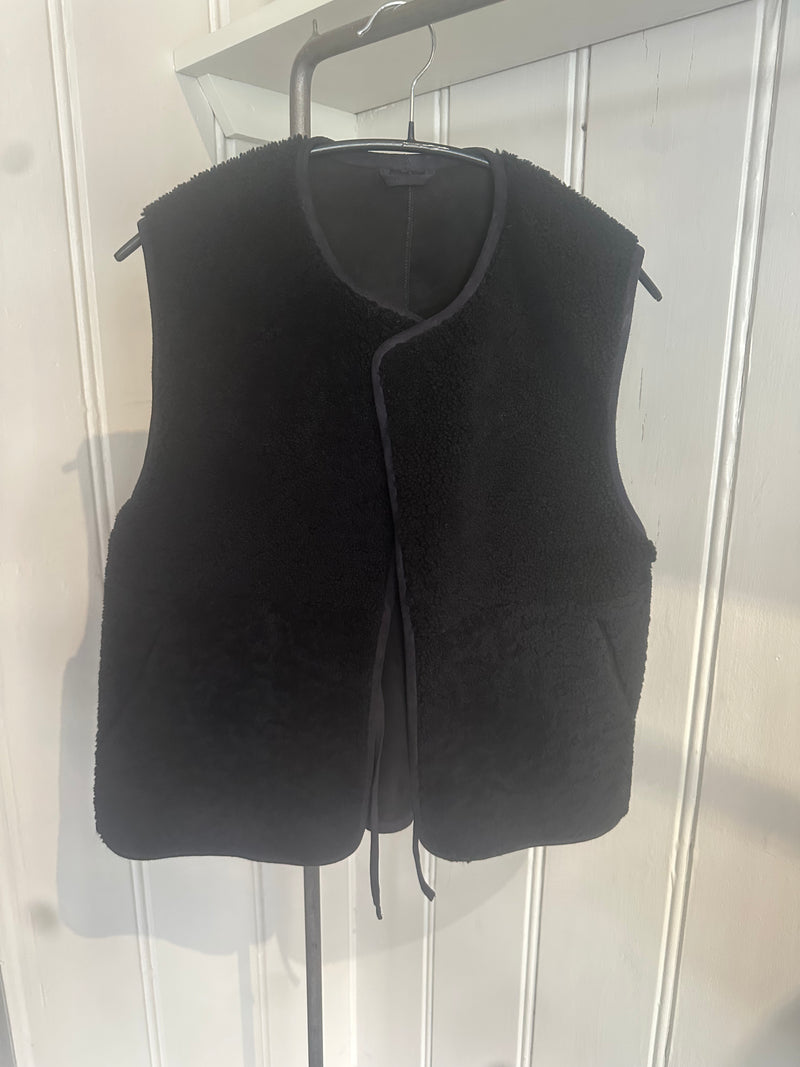 PRE-OWNED STUDIO WYLDER NAVY SHEEPSKIN GILET O/S RRP £395