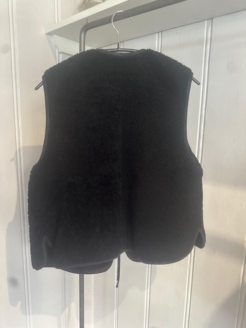 PRE-OWNED STUDIO WYLDER NAVY SHEEPSKIN GILET O/S RRP £395