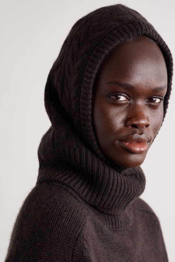LISA YANG YLDA CABLE KNIT CASHMERE BALAKLAVA IN DARK OAK